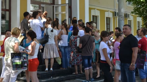 Tot mai mulți absolvenți de licee aleg să studieze în universitățile din R. Moldova. Turul III de admitere - în desfășurare