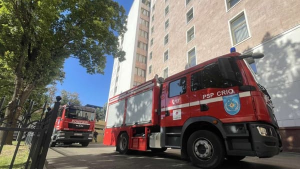 Scurtcircuit la blocul de alimentare al unui ascensor de la Parlament. La fața locului au intervenit pompierii