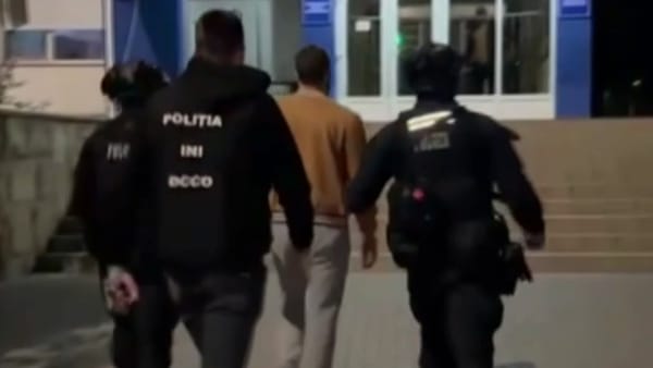 Trei membri ai unei organizații criminale, reținuți de oamenii legii. Ar fi pretins prin șantaj 12.500 de euro