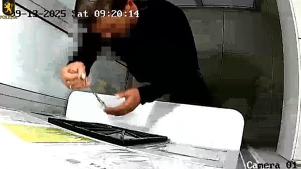 Un medic și un asistent medical, reținuți la Orhei: Ar fi furat un lanț din aur de la un pacient aflat în prag de moarte
