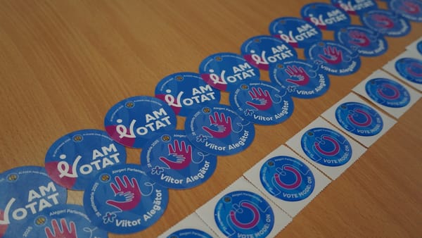 Cetățenii care vor participa la alegerile parlamentare vor primi stickere cu mesajul „Am VOTAT”