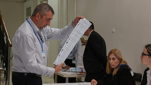 Trei partide și două blocuri electorale acced în viitorul Parlament. Cum ar putea arăta distribuirea mandatelor