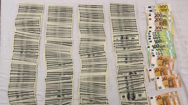 Percheziții într-un dosar de spălare de bani și finanțare ilegală a activităților politice: O persoană, reținută pentru 72 de ore