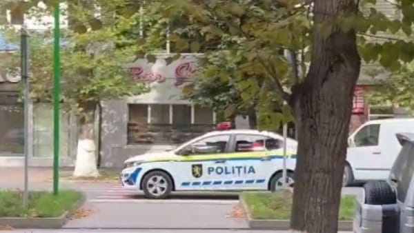 În țară patrulează echipe mobile ale Poliției. Din mașini sunt difuzate mesaje despre amenzile pentru corupere electorală