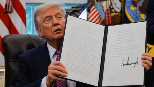 Donald Trump a semnat un decret prin care a redenumit Pentagonul în Departamentul de Război