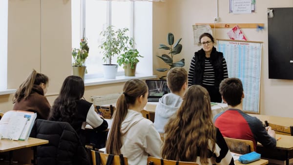 Peste 250.000 de elevi au primit deja ajutorul unic de 1.000 de lei, acordat de Guvern