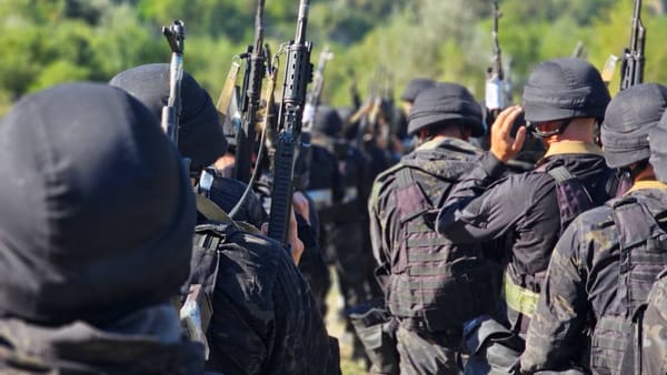 Zeci de mascați luptă astăzi pentru „Bereta Neagră”. În capitală se vor auzi focuri de armă și explozii