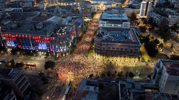 Zece luni de la tragedia de la Novi Sad. La Belgrad, zeci de mii de protestatari au cerut alegeri anticipate