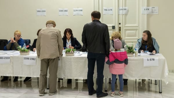 În 30 de secții de votare din țară și din străinătate se vor utiliza atât liste electorale pe hârtie, cât și electronice