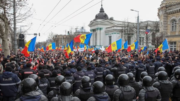 Mai multor cetățeni li s-ar promite bani pentru a participa astăzi la un protest anunțat în capitală