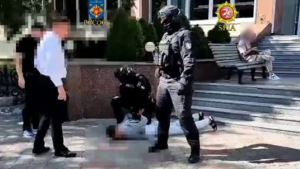Doi bărbați, plasați în arest preventiv. Au pretins bani pentru a-l ajuta pe un șofer să-i fie excluse punctele de penalizare