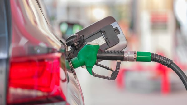 Piața carburanților, într-o ușoară scădere. În weekend, benzina se ieftinește cu șase bani, iar motorina - cu cinci bani