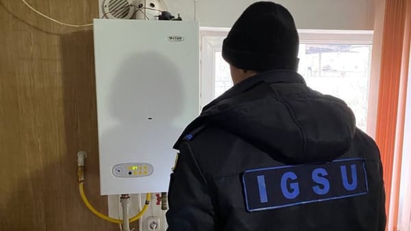 Doi copii și trei maturi s-au intoxicat cu gaz într-un bloc din capitală: „Starea acestora nu prezintă pericol pentru viață”