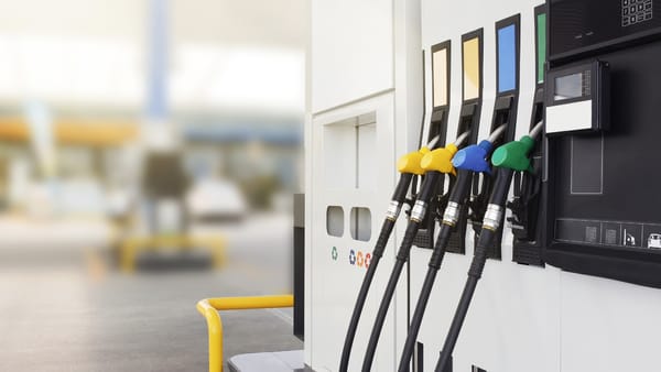Carburanții continuă să se ieftinească. Cât vor costa benzina și motorina în weekend