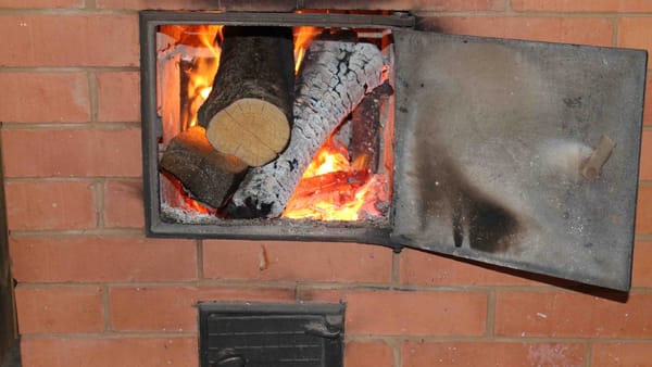 Două persoane s-au intoxicat cu monoxid de carbon din cauza sobei necurățate