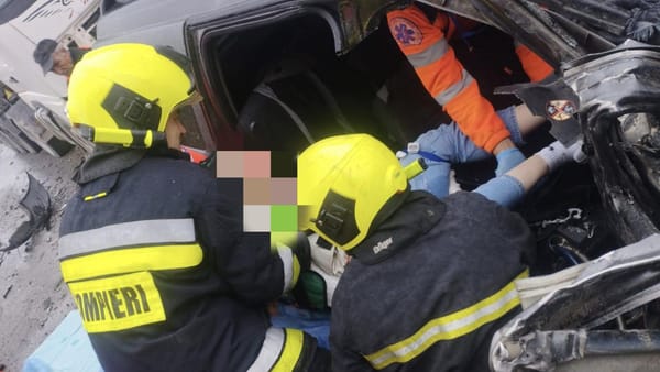 Accident în raionul Edineț. Un șofer a fost salvat de pompieri, după ce mașina în care se afla s-a tamponat într-un copac