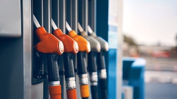 Carburanții se scumpesc. ANRE spune că prețurile sunt afectate de sancțiunile SUA împotriva companiilor petroliere rusești