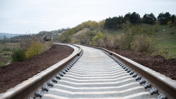 Autoritățile lansează un proiect-pilot pentru modernizarea transportului feroviar și rutier din R. Moldova