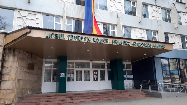 Directoarea Liceului Teoretic „Gheorghe Asachi” din Chișinău, reținută de CNA pentru fapte de corupție