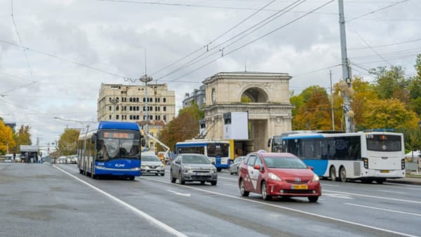 De la 1 noiembrie, șoferii sunt obligați să circule cu faza scurtă a farurilor și pe timp de zi