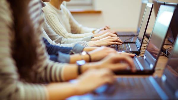 Elevii din clasele a IX-a și a XII-a pot obține certificarea oficială a competențelor digitale