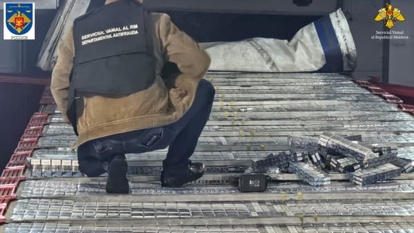 Sute de mii de țigări de contrabandă, depistate la vama Leușeni-Albița. Doi bărbați au fost reținuți