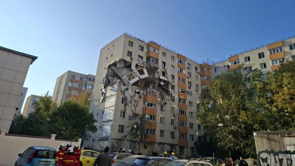 Explozie puternică într-un bloc locativ din București. Cel puțin două persoane au decedat