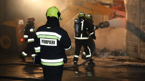 Incendiul de la depozitul de pe șoseaua Muncești, lichidat după 20 de ore de luptă cu flăcările