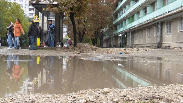 Ploile din ultimele zile au deteriorat trotuarele din unele zone din capitală
