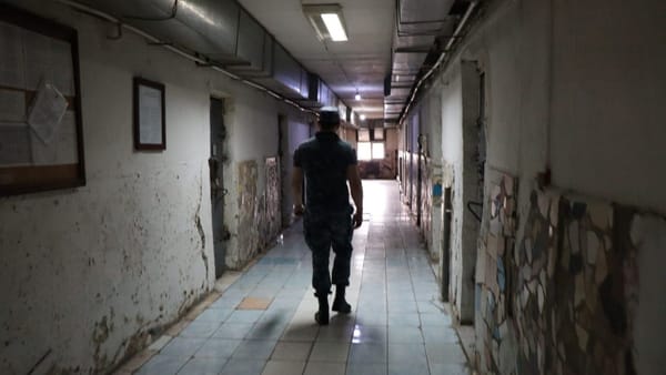 Fost angajat al Penitenciarului nr. 13, condamnat la trei ani de închisoare după ce a recunoscut că a contribuit la evadarea unei deținute