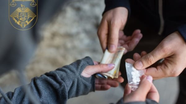 Trei traficanți de droguri, condamnați la închisoare pentru distribuirea substanțelor narcotice în proporții deosebit de mari