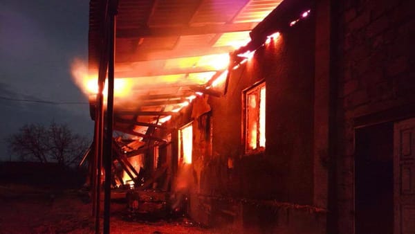 O casă din raionul Ocnița a fost mistuită de flăcări. Salvatorii au reușit să evacueze două butelii cu gaz