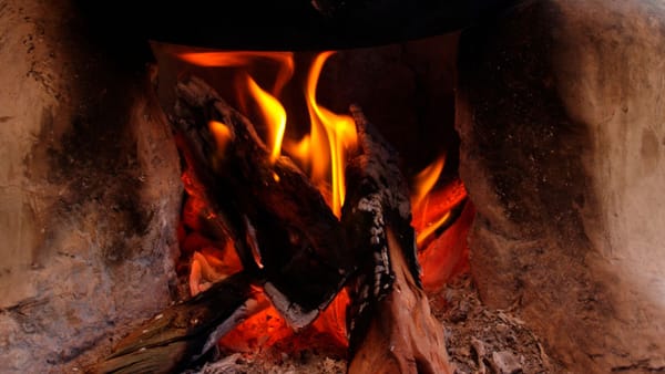 O femeie din Ocnița a suferit arsuri de gradul II și III după ce a turnat un lichid inflamabil în sobă