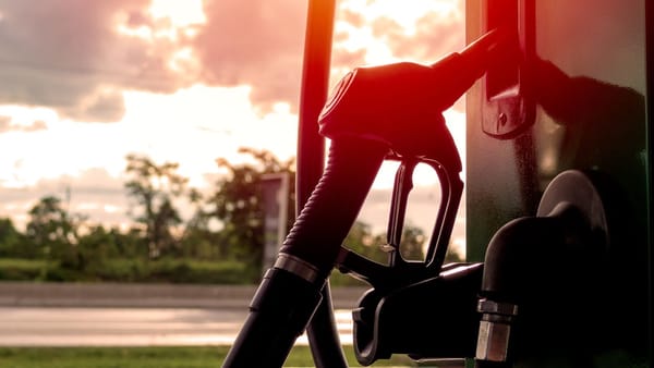 Motorina se scumpește cu 16 bani, iar motorina - cu șapte. Cât vor costa carburanții pe 5 noiembrie