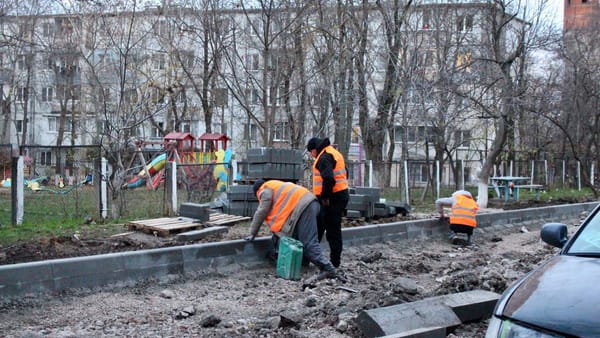 Guvernul a decis să finanțeze încă 380 de proiecte de amenajare a curților blocurilor de locuit din Chișinău