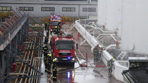 Exercițiu tactic la o bază petrolieră din Chișinău. Pompierii și salvatorii au simulat lichidarea unui incendiu