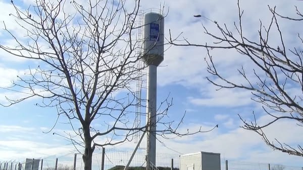 Cu apeduct, dar fără apă. Zeci de locuitori dintr-un sat din Soroca sunt nevoiți să care apă de la izvoare