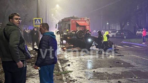 Carambol nocturn în capitală. Un șofer a tamponat cinci mașini, a intrat într-un copac, după care s-a răsturnat