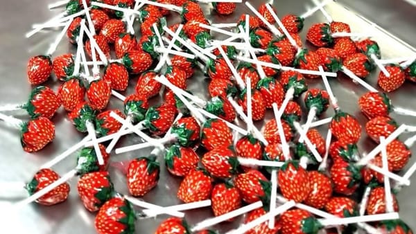 Cinci tone de bomboane cu dioxid de titan au fost reținute la intrarea în R. Moldova