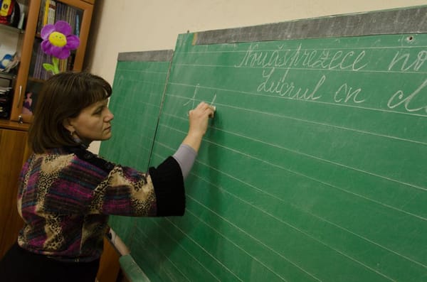 Sindicatele din educație solicită Guvernului majorări pentru profesorii cu titluri științifice din școli