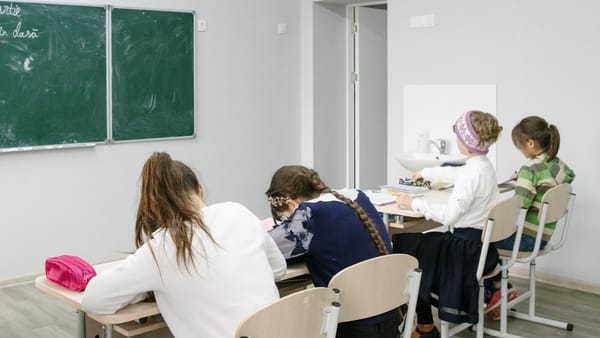 Mai multe instituții de învățământ din țară au primit donații de aproape un milion de lei, efectuate prin MPay