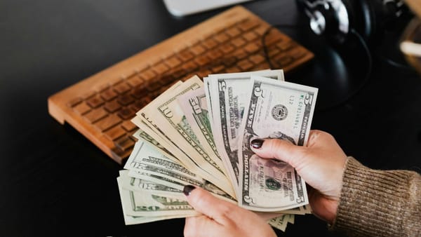 Cursul valutar pentru weekend: euro și dolarul înregistrează o ușoară creștere