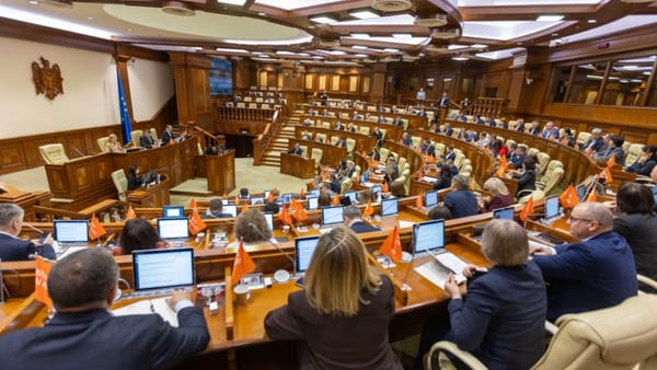 Parlamentul deschide ușa către angajare pentru familiile diplomaților moldoveni din Țările de Jos