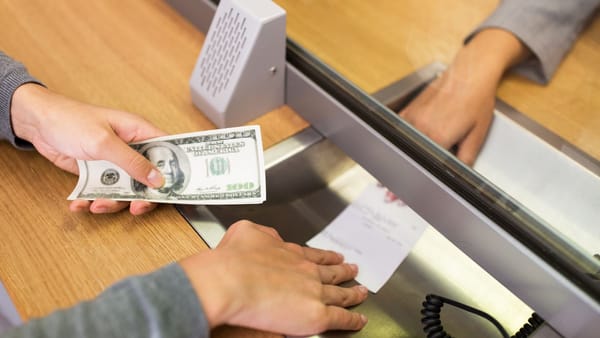 Cursul valutar pentru astăzi: euro și dolarul - în cădere liberă