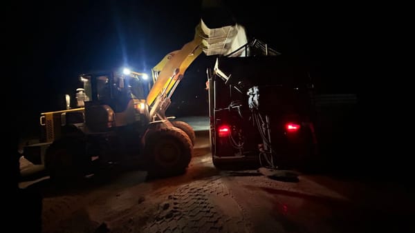 Se circulă în condiții de iarnă pe traseele naționale. Drumarii au intervenit pe tot parcursul nopții