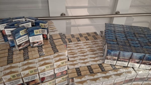 Și-a ticsit bagajul cu țigări și a vrut să zboare cu el spre Londra, dar a fost prins de autoritățile vamale