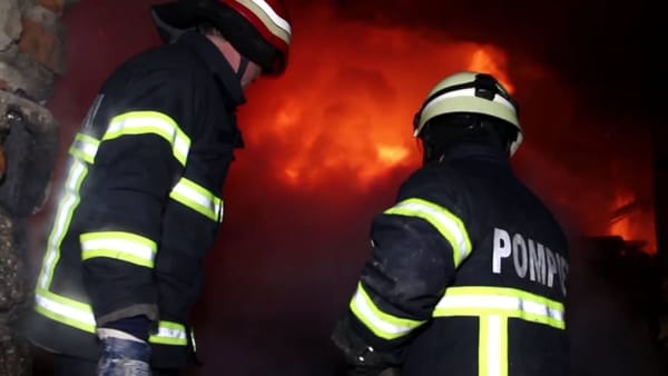Locuință cuprinsă de flăcări în satul Floreni: un bărbat de 72 de ani a fost salvat în ultimul moment de pompieri