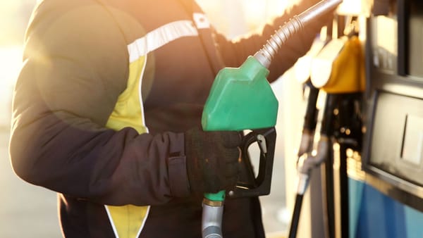 Vești bune pentru șoferi: benzina și motorina se ieftinesc, e timpul să vă faceți plinul