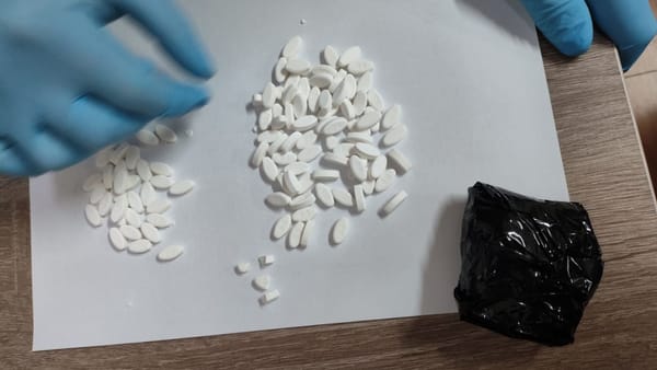 VIDEO/ Colet poștal cu surprize: peste 200 de pastile cu substanțe psihotrope au fost camuflate în interiorul unor boxe muzicale