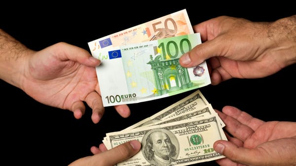 Cursul valutar pentru 25 decembrie: cât costă un euro și un dolar